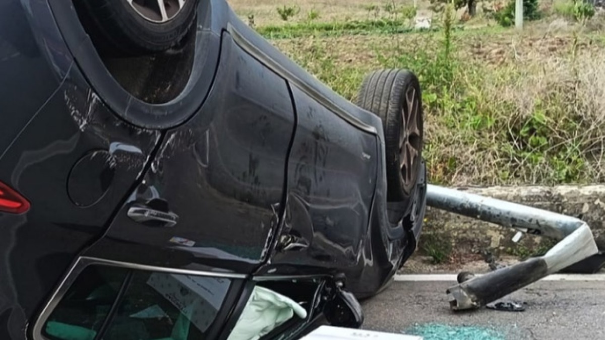 Auto finisce contro il palo della luce e si ribalta - 
