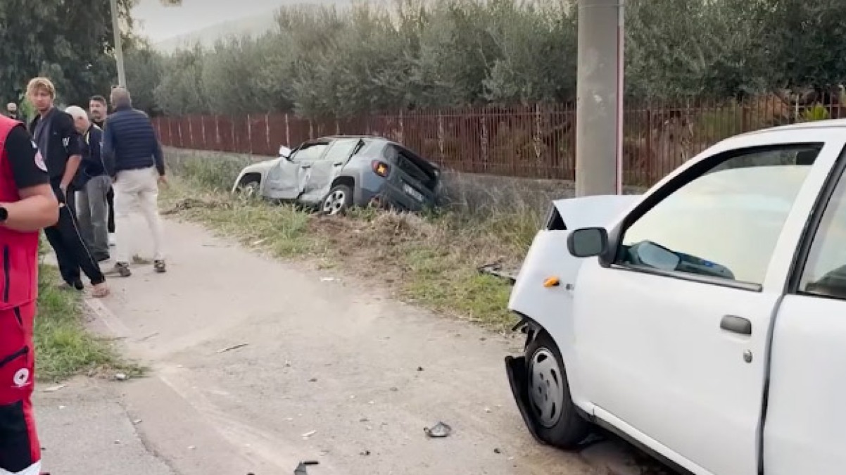 Auto con mamma e figlio finisce in un canale - 
