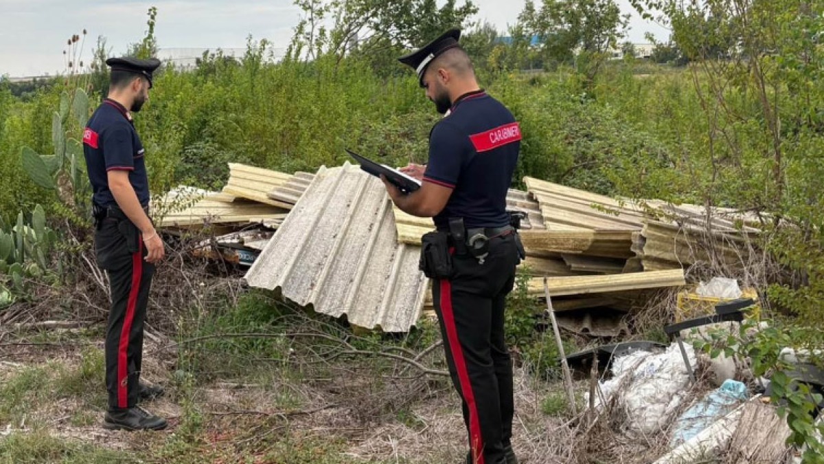 Scoperta una tonnellata di amianto abbandonata nel verde - 