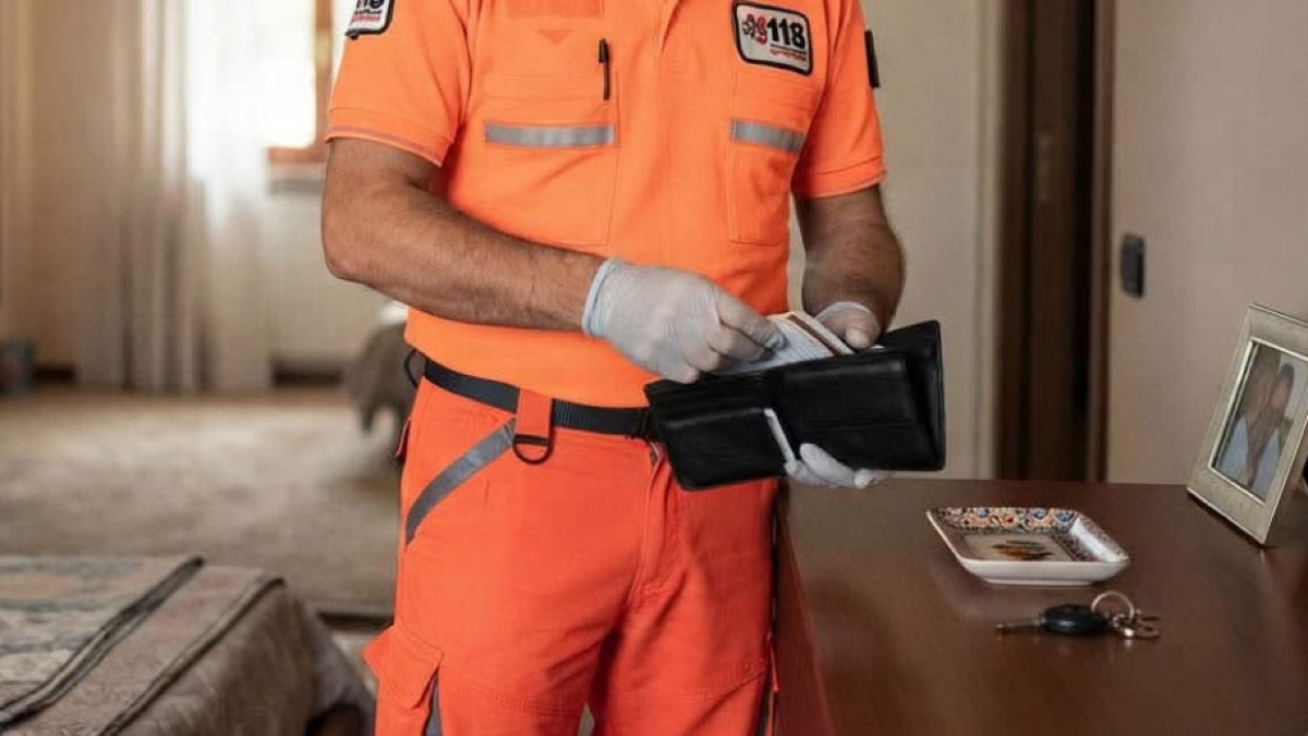 Soccorritore nella casa del paziente mette le mani nel portafogli - 