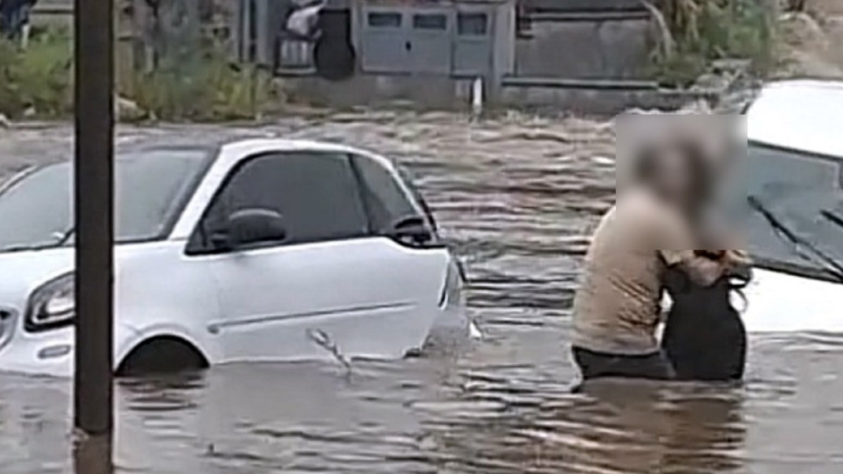 Donna resta intrappolata nell'auto per il maltempo - 