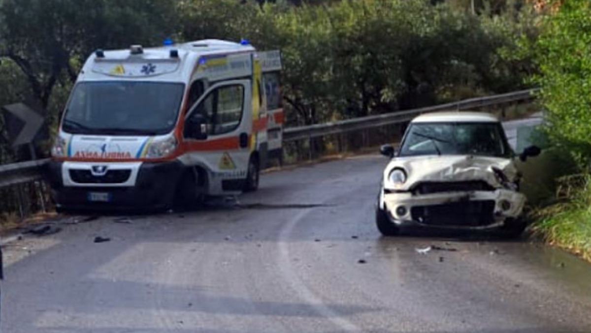 Frontale con l'ambulanza, ferita una donn - 