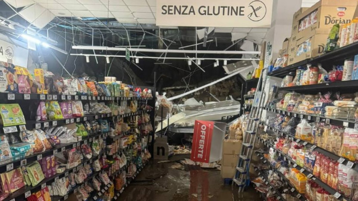 Il maltempo fa cadere la parete di un supermercato - 