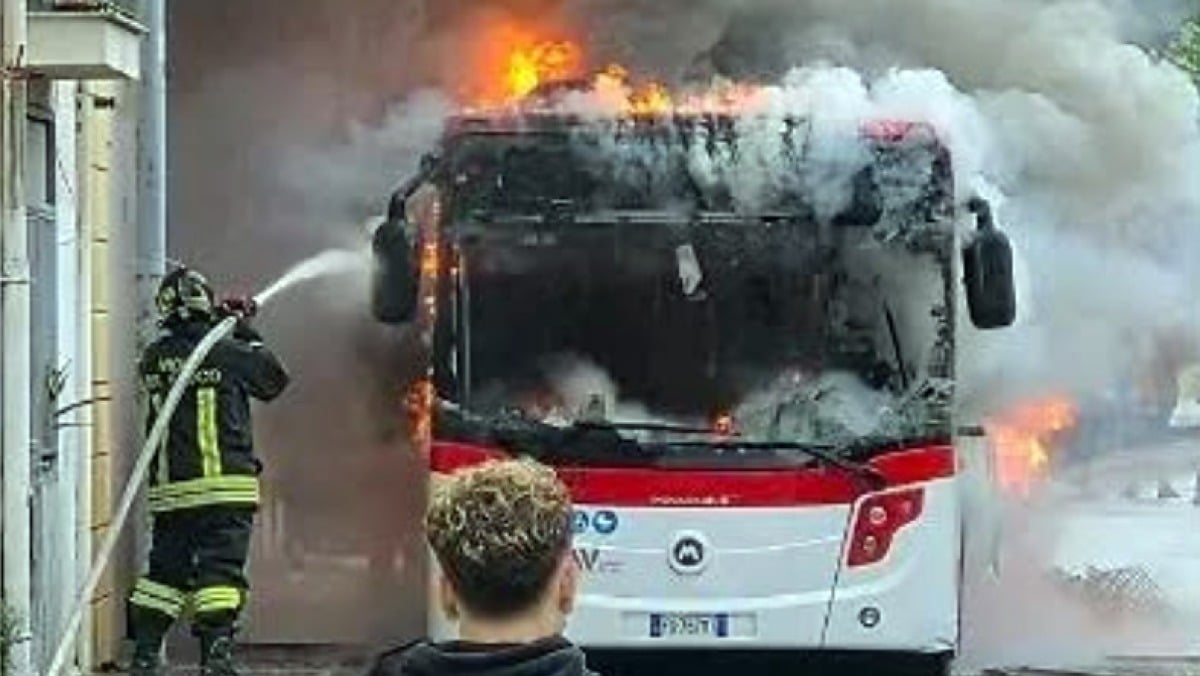 In fiamme bus Eav diretto a Torre - 