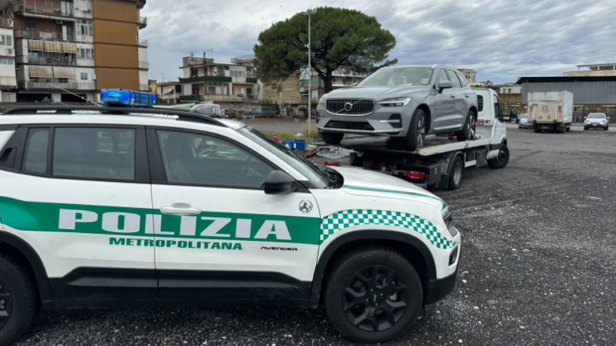Viaggiava nei Paesi Vesuviani con un'auto contraffatta rubata in Svezia