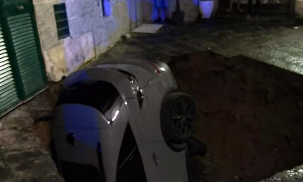 Si apre voragine, sprofonda auto con un giovane a bordo - 