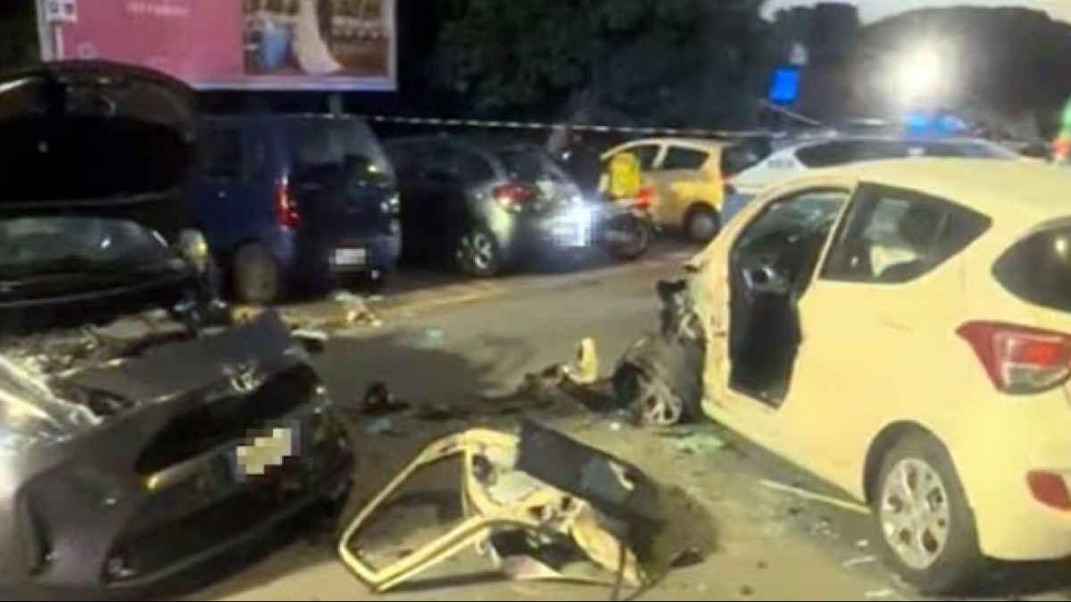Incidente tra 6 auto, conducenti intrappolati - 
