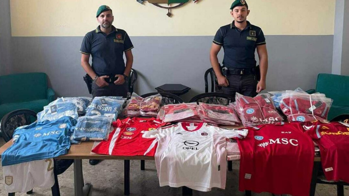 Vendeva magliette false del Napoli su TikTok, sequestrati oltre 2300 capi - 