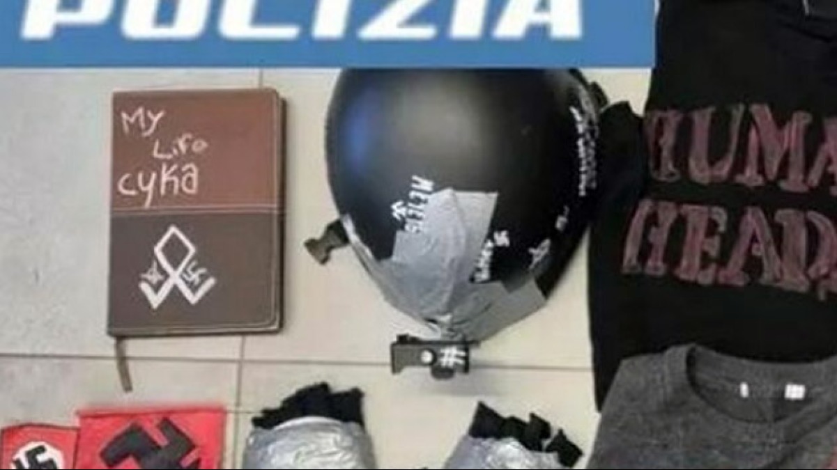 "Farò una strage a scuola", 14enne bloccato con materiale estremista - 