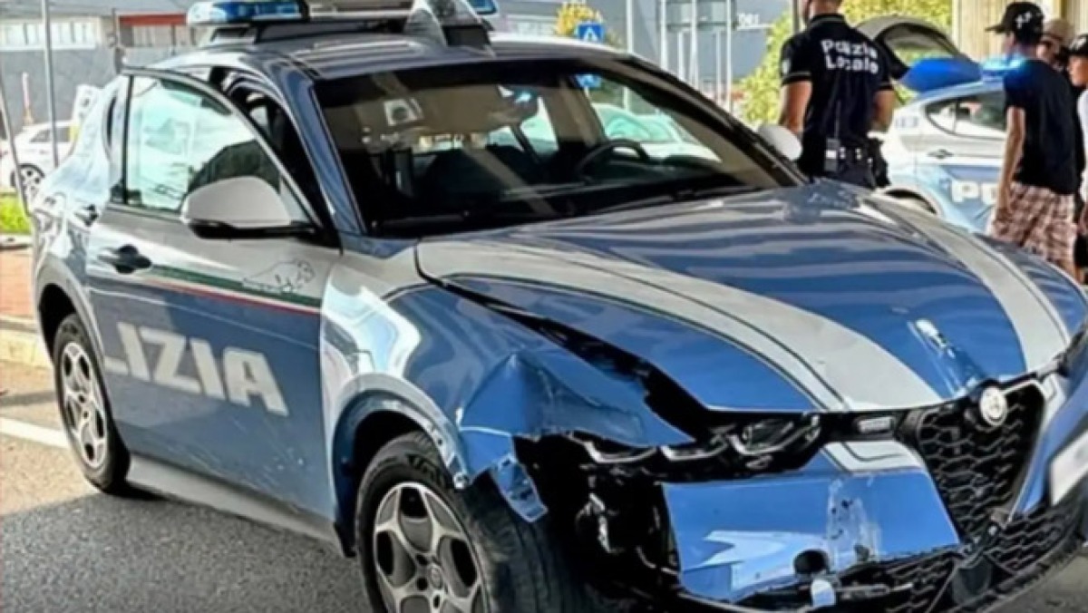 Inseguimento sul raccordo finisce con un incidente tra poliziotti e malviventi - 