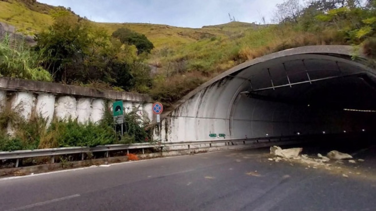 Masso sul raccordo della Tangenziale, scatta la chiusura - 