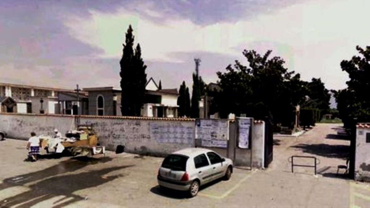 Cade da una scala al cimitero di Poggiomarino, è in coma - 