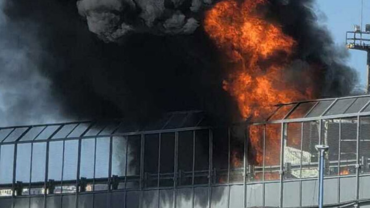 Esplode camion sulla bretella della Statale 268: incendio gravissimo - 