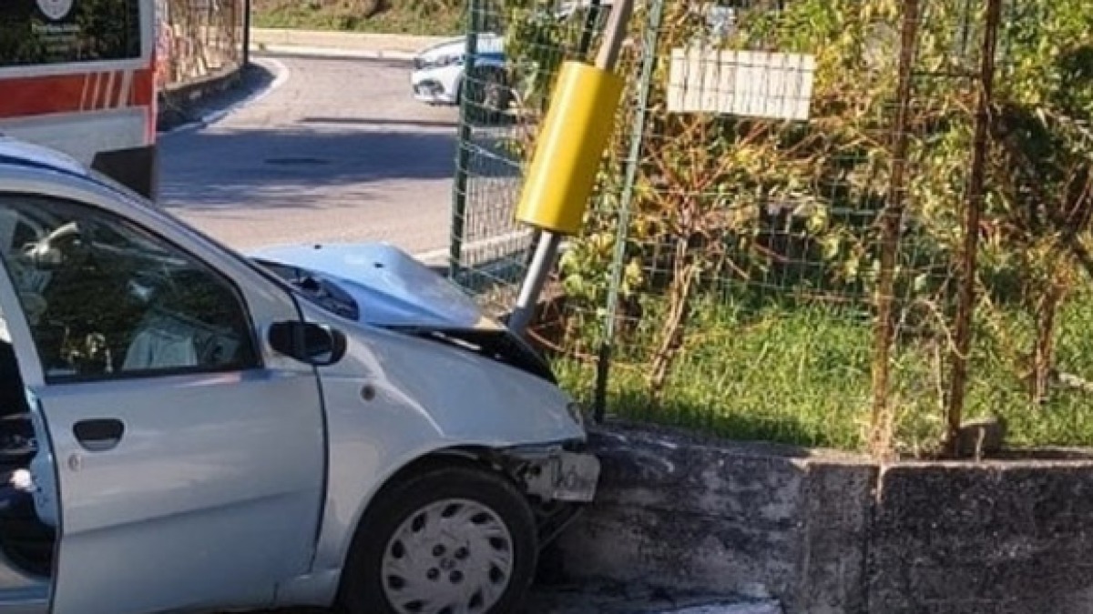 Si schianta con l'auto contro un muro e muore - 