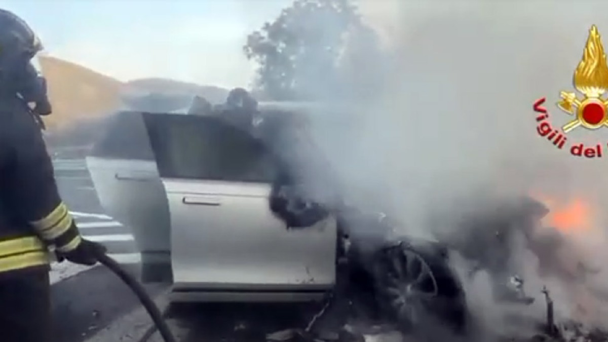 Auto in fiamme sull'A16 nel Nolano - 