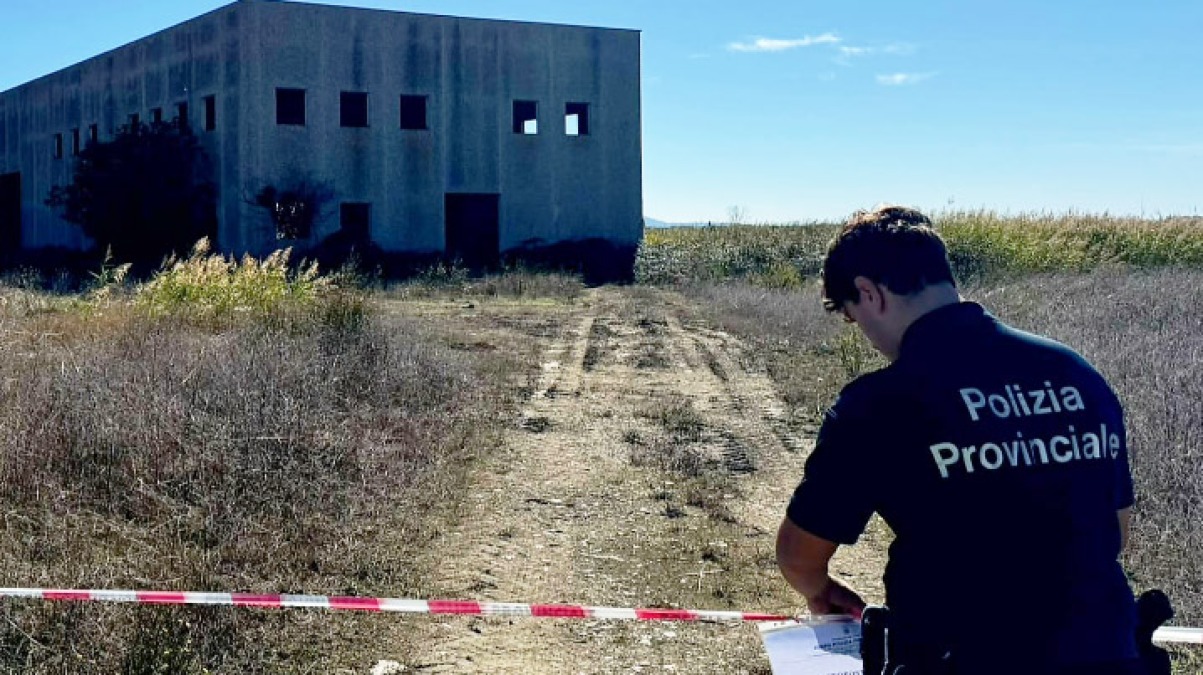 Area da 6500 metri quadri usata per stoccate rifiuti - 