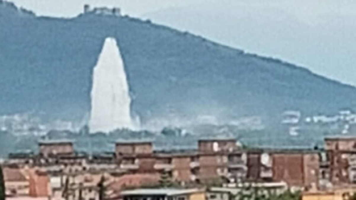 Si rompe condotta idrica in Campania: geyser alto 20 metri - 