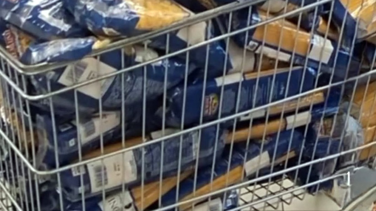 Donna porta via tutta la pasta da un supermercato - 