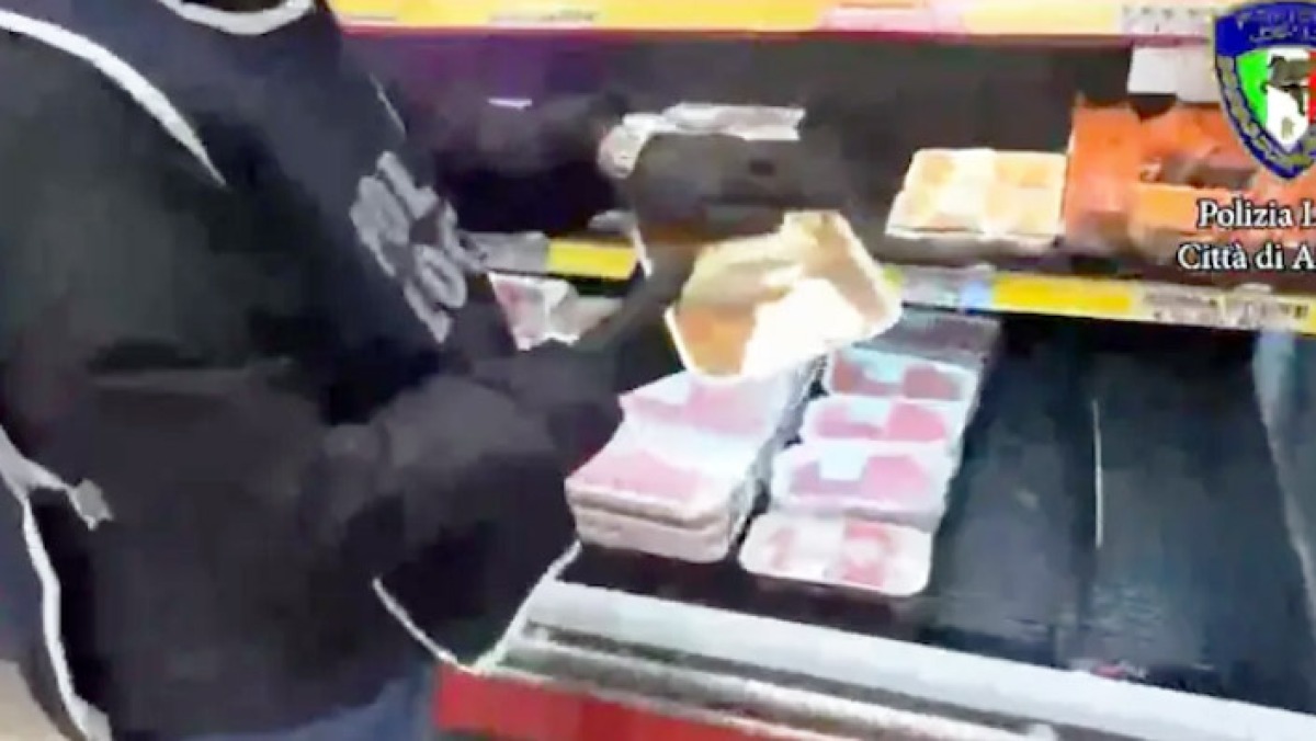 Carne in frigo sporchi, sequestrata macelleria del centro commerciale
