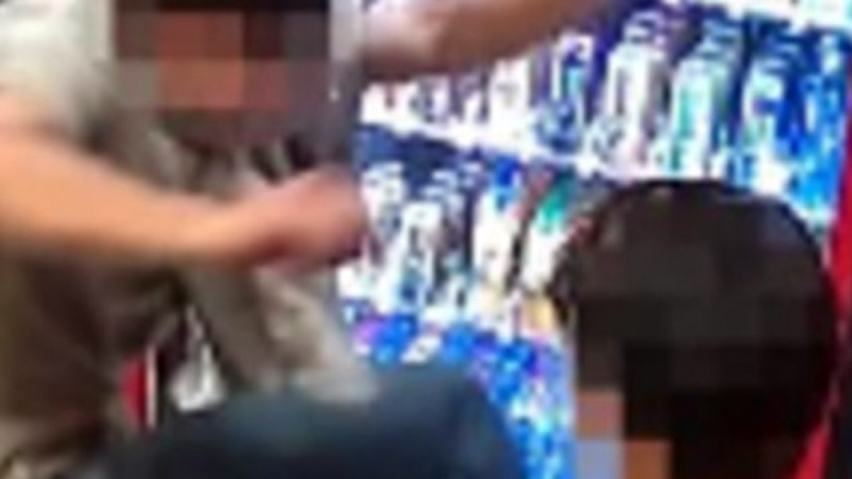 Ragazzi distruggono distributore di snack - 