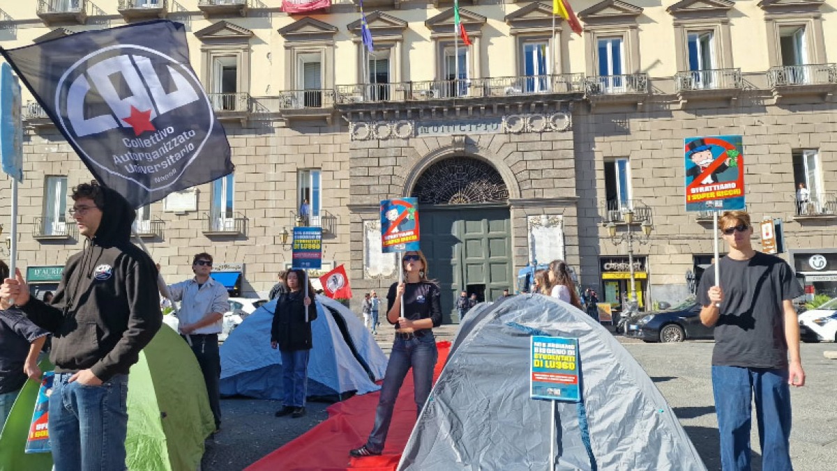 Gli studenti non ne possono più e passano le notti in tenda - 