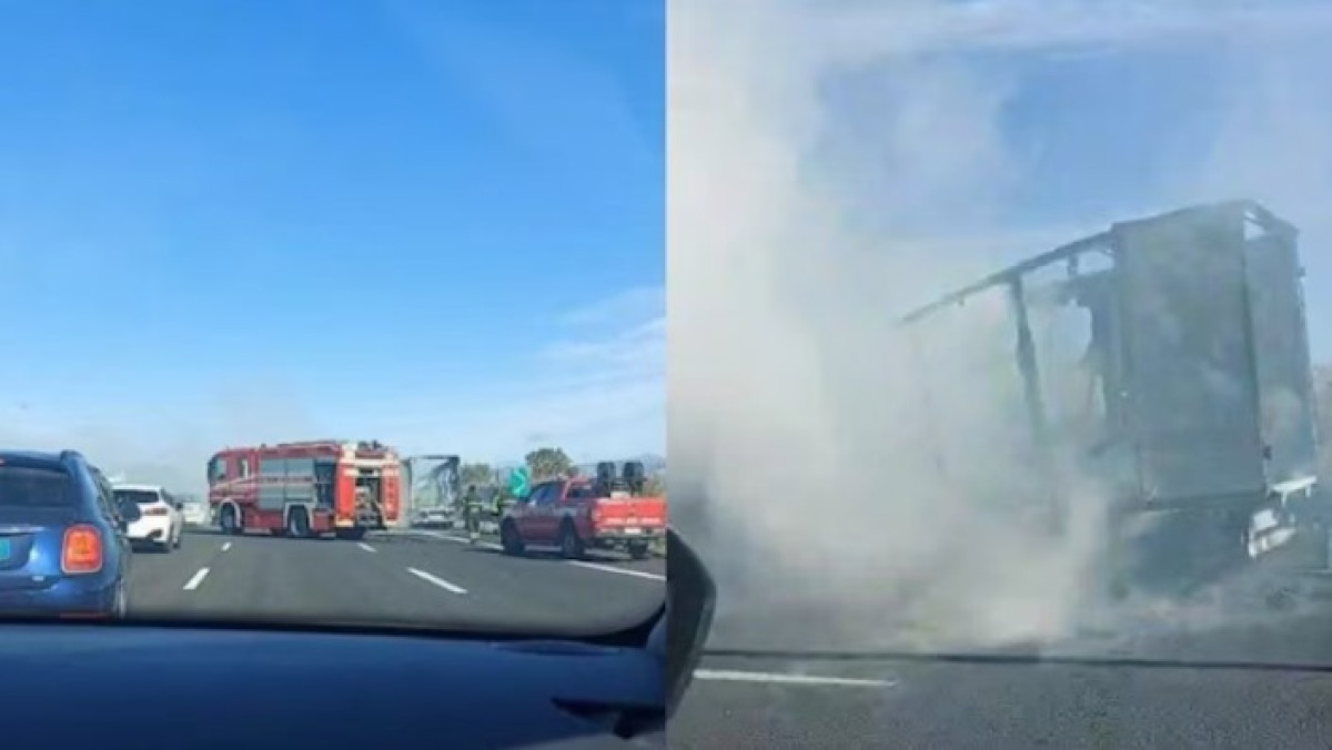 Tir in fiamme sul raccordo: traffico in tilt - 