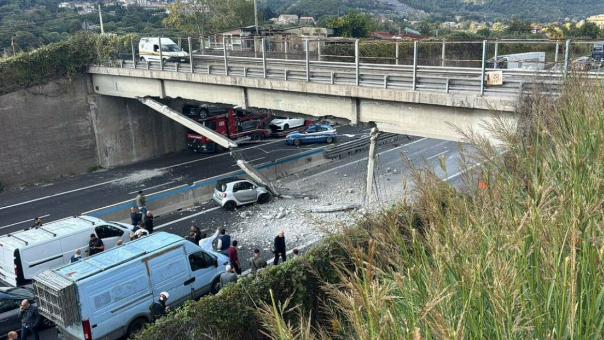 Crollano pezzi del viadotto sull'A30: colpite due auto - 