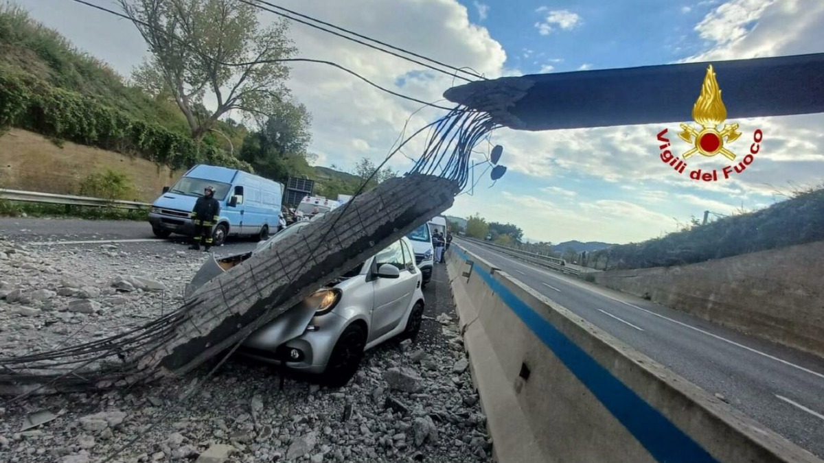 Colpito dal crollo sull'A30: automobilista sotto choc - 