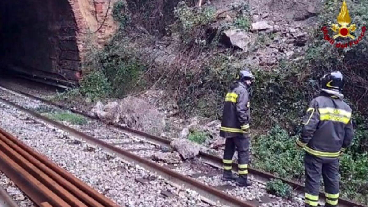 Frana sulla linea ferroviaria Napoli-Salerno: limiti ai treni - 