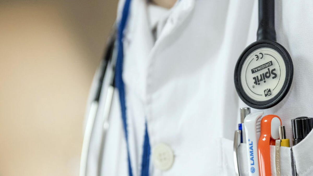Finge un malore per essere ricoverato e prende a schiaffi l'infermiere - 